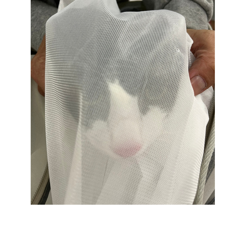 ミックス猫(オス・成猫・黒と白)、小型, 施設番号 …2004. 全身です。